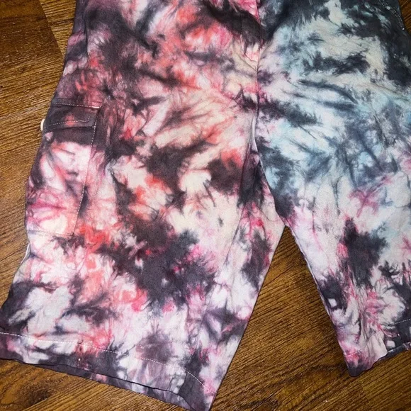 LAST CALL Classic Elements Red Black Tie Dye Cargo Capri Shorts Size L Petite - Picture 4 of 11